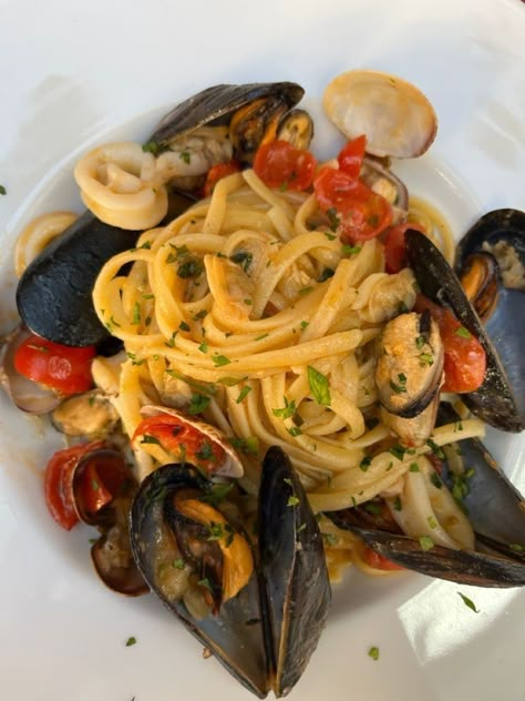 Seafood Pasta Aesthetic, Seafood Aesthetic, Italian Seafood Pasta, Pasta Italy, Italian Seafood, Scallop Pasta, Pasta Restaurants, Healthy College, Food Pasta