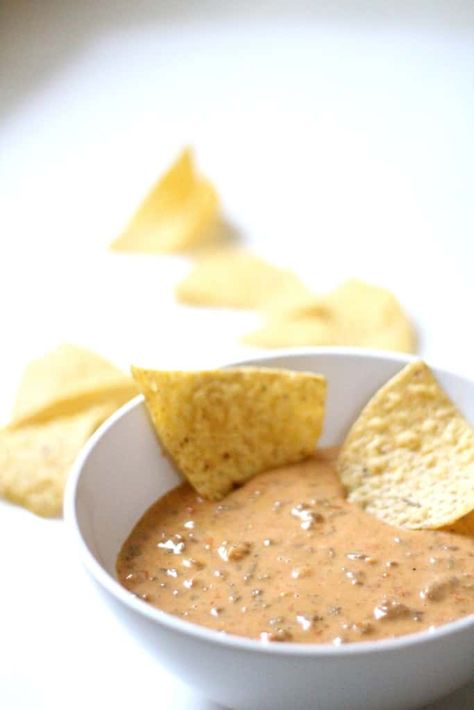 Queso In The Crockpot, Best Queso Dip Crockpot, Crockpot Queso Dip Ground Beef, Chili Cheese Dip Crockpot, Chili Con Queso Recipe, Chili Con Queso Dip, Chili Queso Dip, Crockpot Queso, Con Queso Dip