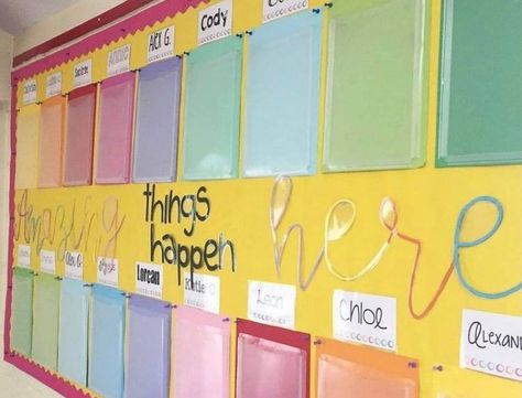 Proud Board Classroom, Amazing Work Wall Classroom, Look What We're Learning Bulletin Board, Vocab Bulletin Board Ideas, Wow Board Classroom, 1st Grade Teacher Ideas, Grade 1 Classroom Ideas, 4th Grade Classroom Bulletin Boards, First Grade Classroom Bulletin Boards