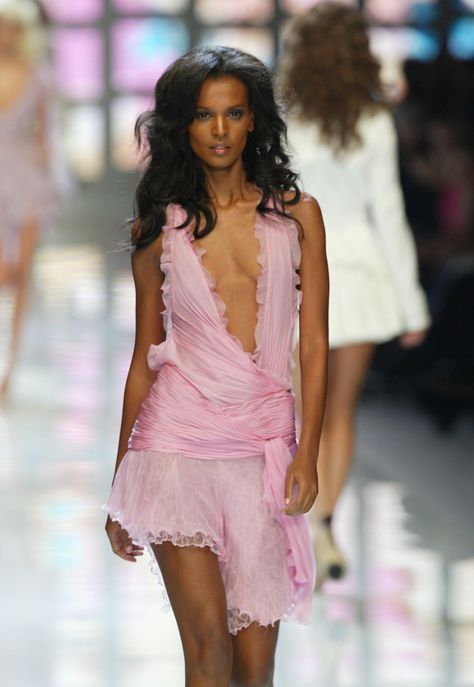 Jasmin Tookes, Versace Runway, 90s Runway Fashion, Versace Spring, Runway Fashion Couture, Runway Outfits, Doutzen Kroes, Taylor Hill, Gisele Bündchen