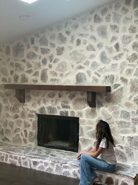 Interior Stone Wall Ideas, Stone Wall Decoration, Stone Wall Ideas, Interior Stone Wall, Mortar Wash, Stone Wall Living Room, Cladding Wall, Stone Fireplace Makeover, Fireplace Redo