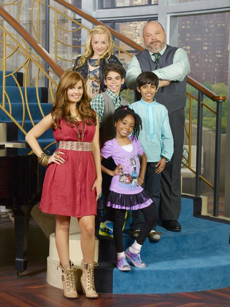 Jessie (Primeira Temporada) Jessie Tv Show, Jessie Characters, Karan Brar, Cameron Boys, Disney Jessie, Disney Challenge, Old Disney Channel, Disney Cute, Skai Jackson