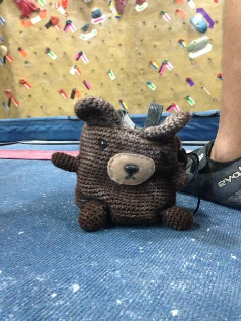 DIY bear chalk bag Climbing Chalk Bag, Climbing Chalk, Climbing Bag, Chalk Bag, Diy Chalk, Chalk Bags, Rock Climbing, Crafts To Do, Yarn Crafts