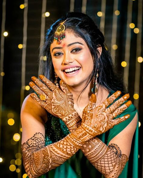 Traditional mehndi Mehendi Photography Bridal, Mehndi Designs For Diwali, Mehendi Photoshoot, Mehendi Photography, New Mehndi Design, Traditional Mehndi, Mehndi Function, Indian Bride Poses, New Mehndi