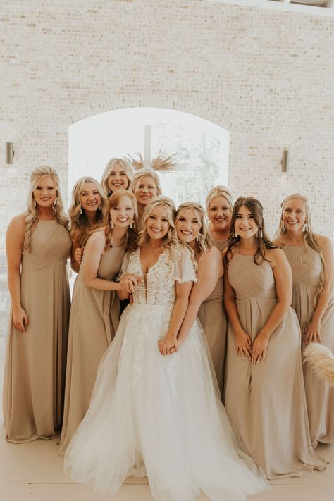 Short Sleeve Wedding Dress Lace, Bridesmaids Pictures, Boho Bridesmaids, Bridesmaid Pictures, Plus Size Bridal Dresses, Plus Wedding Dresses, Short Sleeve Wedding Dress, Bridal Shower Planning, Engagement Photography Poses