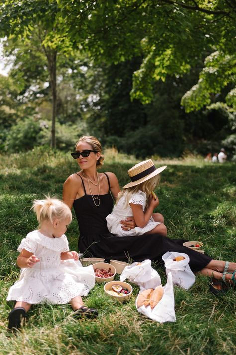 Fashionable Family Photos, Family Photos Two Daughters, Black Outfit Family Photoshoot, Mom Summer Style, Family Photo Outfits Summer, Mom Community, Proenza Schouler Dress, Inspirational Content, Mom Lifestyle