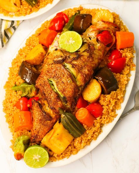 Thieboudienne/Ceebu Jen (Poisson au Riz) Ceebu Jen, Meal With Rice, Whole Fish Recipes, Fish And Vegetables, Fish Stew, Western Food, Recipe Details, African Food, One Pot Meals