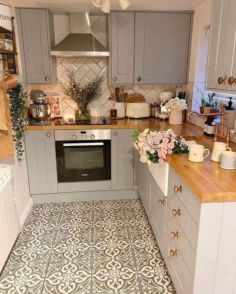 Cottage Shabby Chic, Tile Flooring, Kitchen Inspiration Design, Cottage Kitchen, Dream House Decor, Home Decor Kitchen, Dream Kitchen, A Kitchen, Kitchen Inspirations