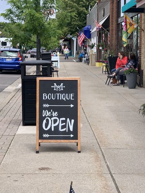 Boutique Store Front Ideas Entrance, Boutique Exterior Store Fronts, Consignment Boutique Ideas, Boutique Signs Ideas Store Fronts, Boutique Store Front Ideas, Cute Sign Ideas, Consignment Store Displays, Business Chalkboard, Boutique Exterior