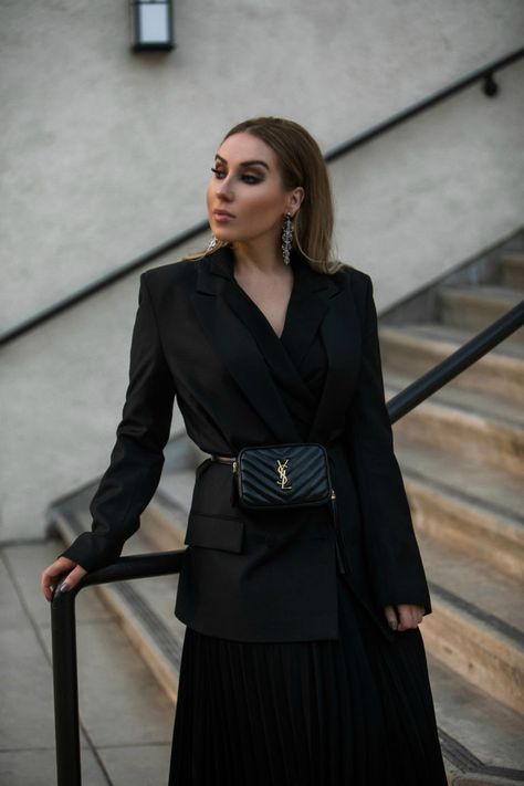 Noir  #saintlaurent #YSL #beltbag Ysl Black Bag Outfit, Ysl Belt Bag Outfit, Ysl Handbags Black, Ysl Belt Bag, Black Ysl Crossbody Bag, Ysl Black Purse, Ysl All Black Bag, Ysl Outfit, Belt Bag Fashion