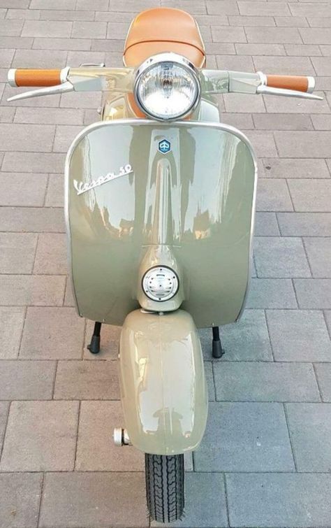 Vespa Smallframe, Vespa Bike, Vespa 50, Car Shed, Classic Vespa, Vintage Vespa, Vespa Scooter, Vw Vintage, Pretty Bike