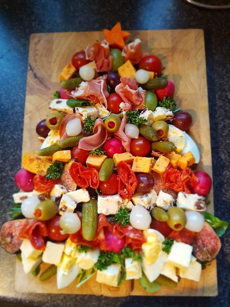 Boxing Day Food Buffet, Boxing Day Food Ideas, Boxing Day Buffet Ideas, Antipasto Tree, Boxing Day Party, Boxing Day Buffet, Buffet Platters, Boxing Day Food, Chocolate Christmas Pudding