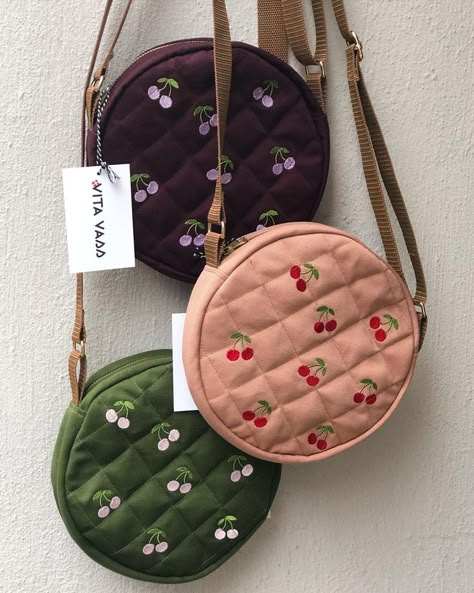 Purse Sewing, Round Purse, Handmade Scrunchie, Circle Bag, Diy Bag Designs, Textile Bag, Daily Bag, Sewing Purses, Back Bag