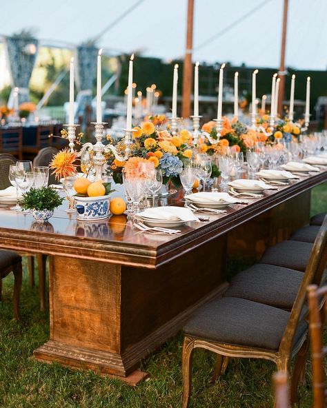 Candelabra & Citrus Florals on Wood Table | Photo: Kate Headley. Blue Orange Weddings, Chinoiserie Wedding, Bright Table, Spring Table Settings, Citrus Wedding, Chinoiserie Vase, Backyard Reception, Blue Chinoiserie, Vintage Dining Table