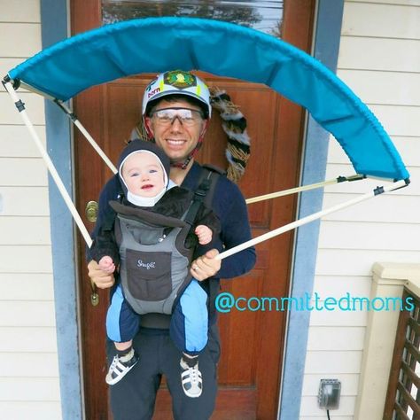 Baby Wearing Halloween Costumes, Baby Family Halloween Costumes, Jojo Halloween, Stroller Halloween Costumes, Funny Family Costumes, Baby Carrier Costume, Stroller Costume, Costume Last Minute, Scary Spider