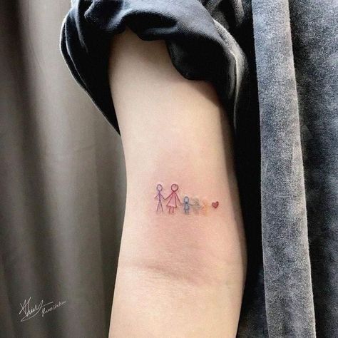 Tattoos Childhood, Tattoo Mini Cute, Minimal Family Tattoo, Mom And Dad Tattoo For Daughter, Tattoos For Women Elegant, Stick Figure Tattoo, Tattoo Ideas Family, Mom And Dad Tattoo, Mum And Dad Tattoos