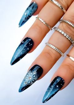 Blue Sapphire Tattoo, Sapphire Blue Acrylic Nails, Nail Art Winter Designs, Christmas Nail Blue, Christmas Nail Design Ideas, Christmas Blue Nails, Snowflake Tattoo Design, Snow Flake Nail Art, Extra Christmas Nails