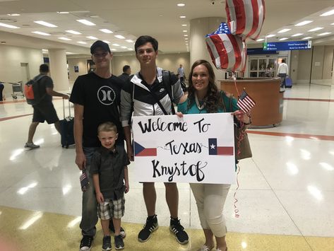 Foreign Exchange Student Welcome Sign at Airport Welcome To The Usa Sign Airport, Welcome To Usa Sign Airport, Welcome To America Sign Airport, Airport Welcome Signs Exchange Student, Foreign Exchange Student Welcome Sign, Welcome Sign Airport, Exchange Student Welcome Sign, Airport Welcome Signs, Airport Signs