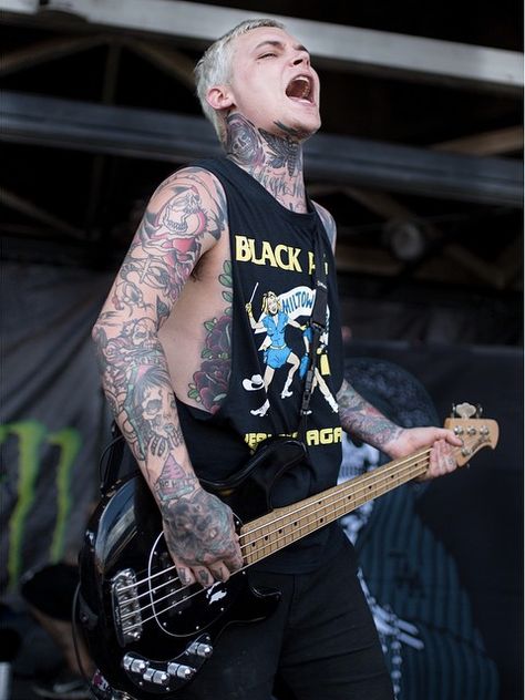 Ahren Stringer doing his thing on Vans Warped Tour in Oklahoma - The Amity Affliction Joel Birch, Ahren Stringer, Amity Affliction, Hardcore Style, Music Rules, Alan Ashby, Emo Phase, Mayday Parade Lyrics, Hardcore Music