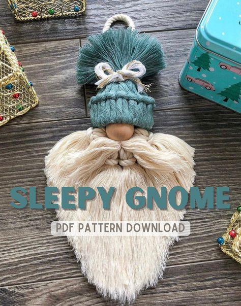 Easy Macrame Projects, Craft Gnomes, Knot Guide, Cute Christmas Decor, Macrame Ornaments, Gnome Crafts, Easy Macrame, Free Macrame Patterns, Diy Christmas Presents