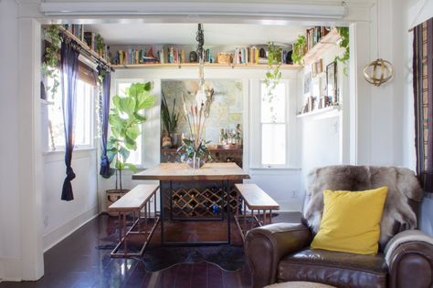 House Tour: An Earthy and Eclectic Venice Bungalow | Apartment Therapy Venice Bungalow, Shelf Above Window, Bungalow Apartment, Ceiling Shelves, Dining Room Shelves, Dining Nook, House Tour, Front Room, Decoration Christmas