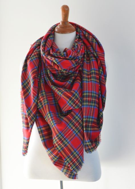 How to make a DIY plaid tartan blanket scarf - SO easy! Diy Blanket Scarf, Diy Plaid, Sewing Blankets, Tartan Blanket Scarf, Scarf Sewing Pattern, Sewing Scarves, Plaid Diy, Scarf Diy, Flannel Scarf