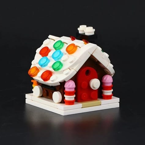 Little Lego Builds, Small Lego House, Christmas Lego Ideas, Small Lego Builds, Holiday Lego Ideas, Winter Lego Ideas, Lego Mini Builds, Lego Micro Builds Christmas, Lego Christmas Set