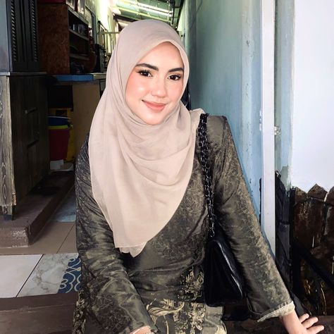 Dahlia Rizal, Islamic Girl, Aishwarya Rai, Beautiful Hijab, Girl Body, Dahlia, Silk Dress, Wattpad, Ootd