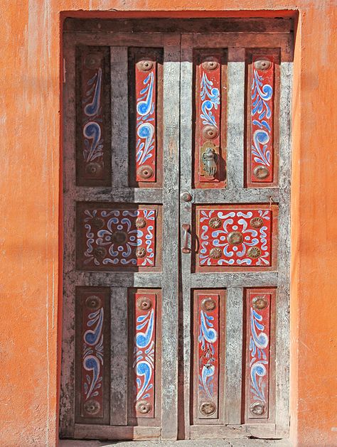 Door in San Miguel. Geninne Zlatkis.   another colorful sample..amazing, huh? Mexican Doors, Mexican Home, Cool Doors, Mexican Decor, Mexican Culture, Old Doors, Unique Doors, Mexican Style, Beautiful Doors