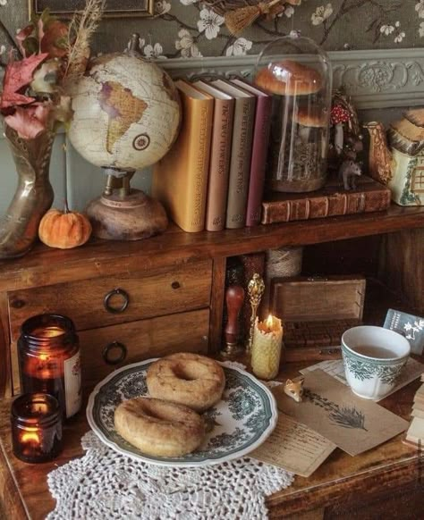 Hobbitcore Living Room, Autumn Cottagecore Decor, Cottagecore Home Decor Living Room, Hobbit Room Decor, Cozy Tea Aesthetic, Vintage Salon Aesthetic, Hobbit Aesthetic Home, Hobbitcore Decor, Cottage Core Autumn