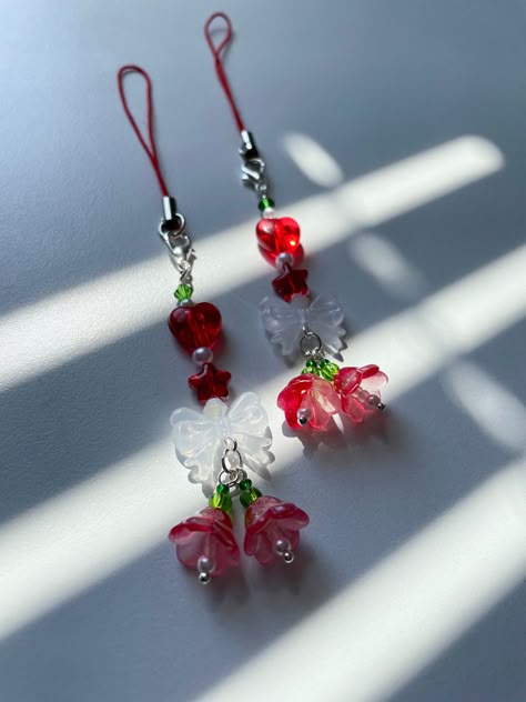 This is a very cute berry phone keychain, that was created to give pleasant emotions and good moods♡ Beaded Flower Keychain, Cute Bead Keychains, Beaded Keychains Patterns, Keychain Beads, Red Keychain, Phone Keychain, Diy Keychains, Beads Keychain, Anting Manik