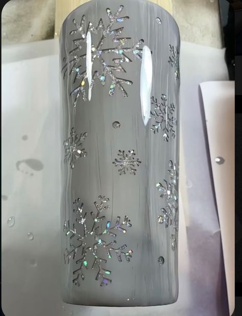 Non Glitter Tumblers, Glitter And Vinyl Tumbler, Chunky Glitter Tumbler Ideas, Winter Tumblers Ideas, Christmas Resin Tumbler Ideas, Christmas Resin Tumbler, Peekaboo Epoxy Tumbler, White Glitter Tumbler Ideas, Vinyl And Glitter Tumblers