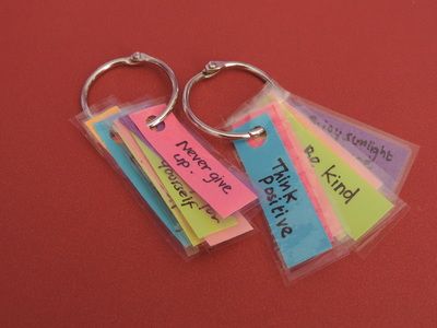 Homemade Keyrings, Keyring Craft, New Resolutions, Diy Keyring, Ball Ideas, Presents For Best Friends, Natural Parenting, Crafts Kids, Library Ideas