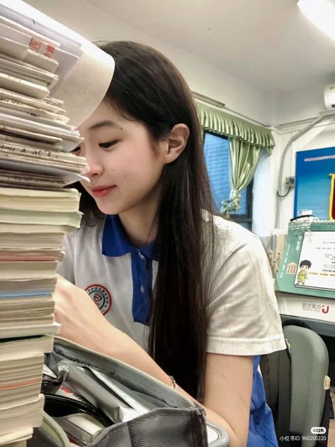 Ulzzang Girl Aesthetic, Ann Liang, Inspo Poses, Aesthetic Korean, Romanticizing School, Selfie Inspo, Academic Validation, Study Hard, School Motivation