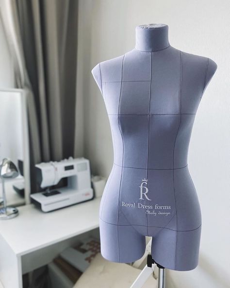 Mannequins Royal Dress Forms on Instagram: “Benefits of Monica ART💜 ⠀ Our novelty has already won your hearts! And no wonder, because it has so many advantages! ⠀ 👉🏻Complex set. ⠀ The…” Sewing Workspace, Sewing Mannequin, Sewing Room Design, Dress Form Mannequin, Fashion Forms, Fashion School, Royal Dresses, Brand Creation, Dress Forms