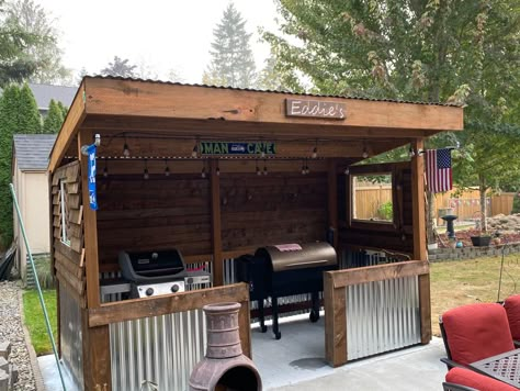 Enclosed Grilling Shed, Grill Hut Diy, Bbq Shed Grill Area, Pallet Diy Outdoor, Covered Bbq Area Ideas Outdoor, Cooking Shed, Backyard Patio Bar, Diy Backyard Bar, Grill Shed