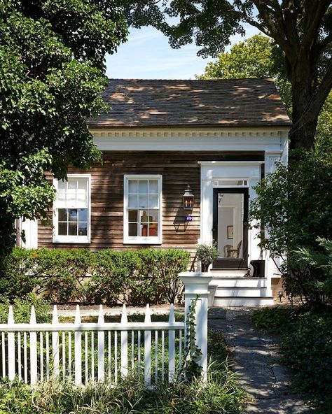 Charming Clapboard Cottage | Content in a Cottage Hamptons Cottage, Living Space Ideas, Inspiration Images, Primitive Homes, Old Home, Modern Beach, Beach Cottage Style, Space Ideas, Cabins And Cottages