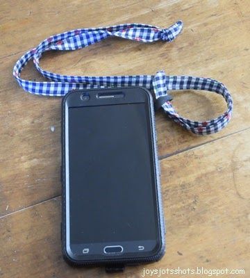 Phone Loop for Lanyard from Fabric Scraps Diy Phone Lanyard Ideas, Lanyard Diy, Diy Lanyard, Tutorial Sewing, Diy Sewing Tutorials, Fabric Wallet, Phone Lanyard, Black Carpet, Phone Photography