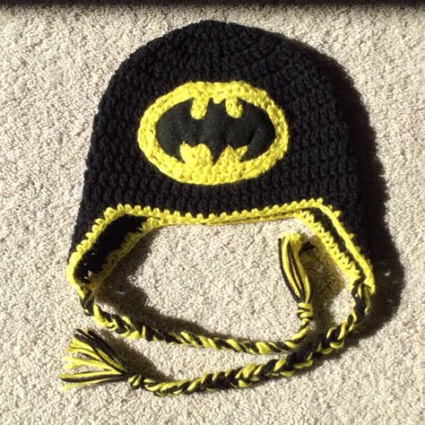 Crocheted batman hat with tassels Superman Crochet Pattern, Yarn Logo, Superhero Hats, Superhero Blanket, Crochet Batman, Crochet Character Hats, Baby Batman, Batman Costume, Toddler Beanie