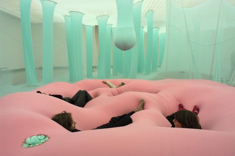 art installations by ernesto neto. Dreams Beds, Interactive Art, Salou, Zaha Hadid, Sculpture Installation, Soft Sculpture, Experiential, Public Art, Art Plastique