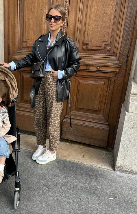 Leopard Jeans Outfit Summer, Leopard Denim Outfit, How To Style Leopard Print Jeans, Outfits With Leopard Pants, Leopard Pant Outfit, Leopard Coat Outfit Winter Style, Style Leopard Pants, Leopard Print Jeans Outfit Street Style, Spring Outfits 2024 Street Style