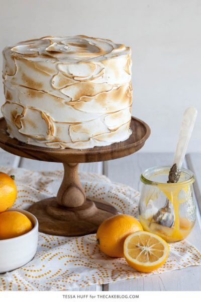 Lemon Meringue Cake, Cake With Lemon Curd, Toasted Meringue, Lemon Meringue Cheesecake, Meringue Frosting, Mothers Day Desserts, Lemon Poppyseed Cake, Meringue Recipe, Lemon Curd Filling