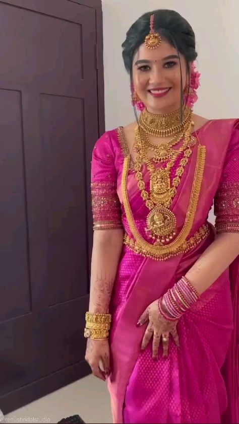 Saree Bride Hairstyle, Hairstyles For Kanjivaram Sarees, Hindu Wedding Blouse Design, Kanjivaram Bridal Look, South Silk Saree Blouse Designs, Beautiful South Indian Brides, Blouse Design For Kanjivaram Sarees, South Bridal Saree, Kanjivaram Saree Hairstyle