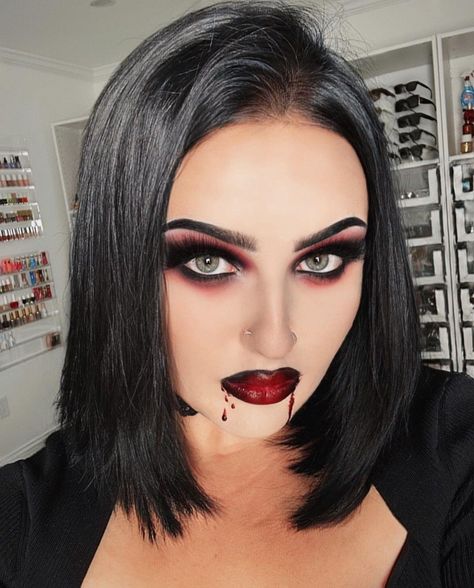 Vampire Eyes Makeup, Vampire Make Up Look, Vampire Makeup Halloween Women, Simple Vampire Costume, Hot Vampire Makeup, Vampire Eyeshadow, Diy Vampire Costume Women, Hot Halloween Makeup, Vampiress Makeup