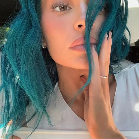 Kylie Jenner Just Debuted Bright Teal Mermaid Hair Kylie Jenner Blue Hair, Kylie Jenner Ig, Kylie Beauty, Kylie Nails, Kylie Jenner Hair, Kylie Jenner Instagram, Kylie Jenner Lipstick, Kylie J, Teal Hair