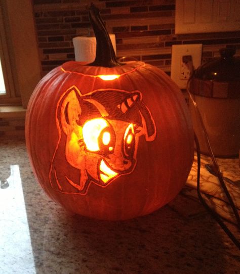 Twilight Sparkle pumpkin carving Decorated Pumpkin, Pumpkin Paint, Pumpkin Carving Ideas, Pumpkin Carving Patterns, Urban Decor, Pumpkin Carving Templates, Painted Pony, Carving Patterns, Carving Ideas