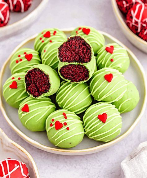 Grinch Oreo Balls (with Red Velvet Oreos) Recipe Red Velvet Grinch Balls, Red Velvet Oreo Balls, Grinch Oreo Balls Red Velvet, Oreo Christmas Balls, Christmas Cake Balls Ideas, Grinch Oreo Balls, Grinch Recipe Ideas, Grinch Balls, Grinch Treats