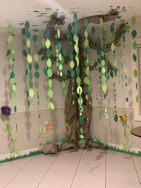 Jungle Theme Classroom Decorations, Forest Classroom, Jungle Theme Classroom, Jungle Decorations, Deco Jungle, Theme Nature, Deco Nature, Diy Tree, Forest Decor