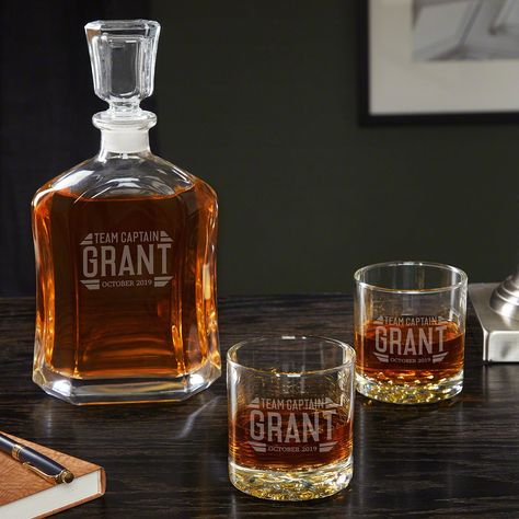 You will love this unique whiskey decanter set both for the glassware and the personalization! #whiskey #personalized #decanter Globe Decanter, Custom Whiskey Glasses, Personalized Whiskey Decanter Set, Personalized Decanter, Personalized Whiskey Decanter, Home Wet Bar, Whiskey Decanter Set, Whiskey Tasting, Whiskey Lover Gifts