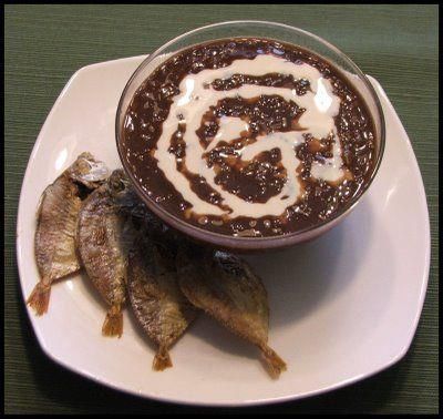 Tuyo (dried salted fish) and champorado (chocolate porridge) is a popular Filipino breakfast or merienda combination. Champorado Filipino, Pinoy Breakfast, Chocolate Rice Pudding, Chocolate Porridge, Filipino Breakfast, Special Diet Recipes, Dried Fish, Philippines Food, Desserts For A Crowd